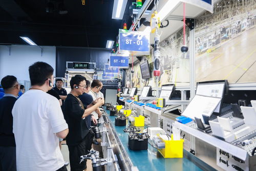 豪華與科技的雙重奏 奔馳標(biāo)準(zhǔn)下的教育科技體驗(yàn)